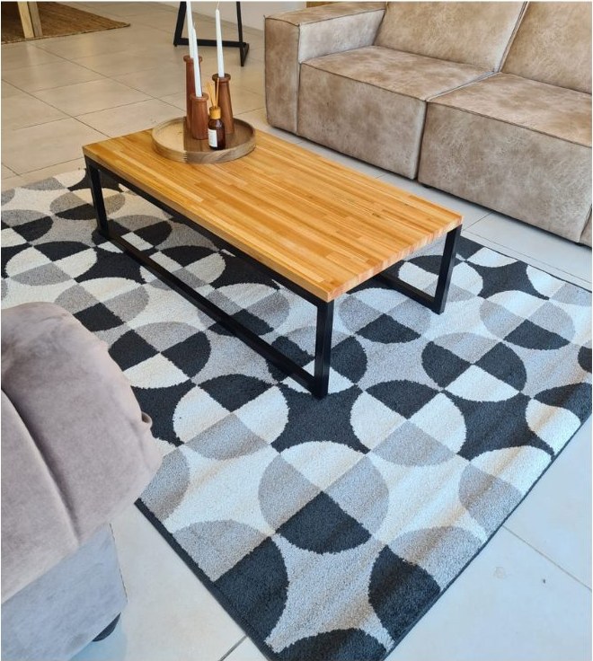 Alfombra de diseño geométrico en el showroom de Guillot