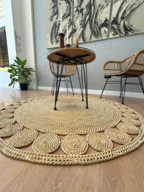 Alfombra redonda de fibra natural en el showroom de Guillot