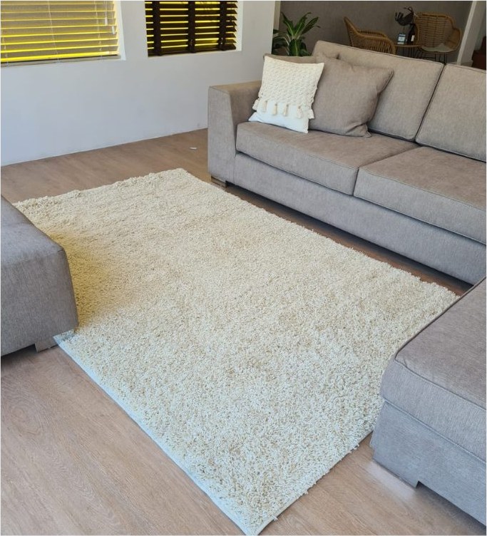 Alfombra de pelo largo en el showroom de Guillot