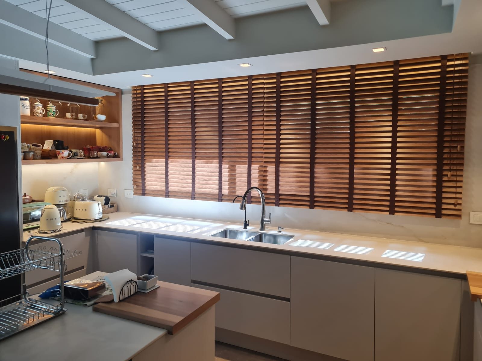 Cortina veneciana de madera en una cocina