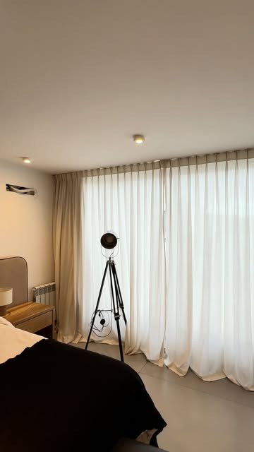 Dormitorio con cortina tradicional