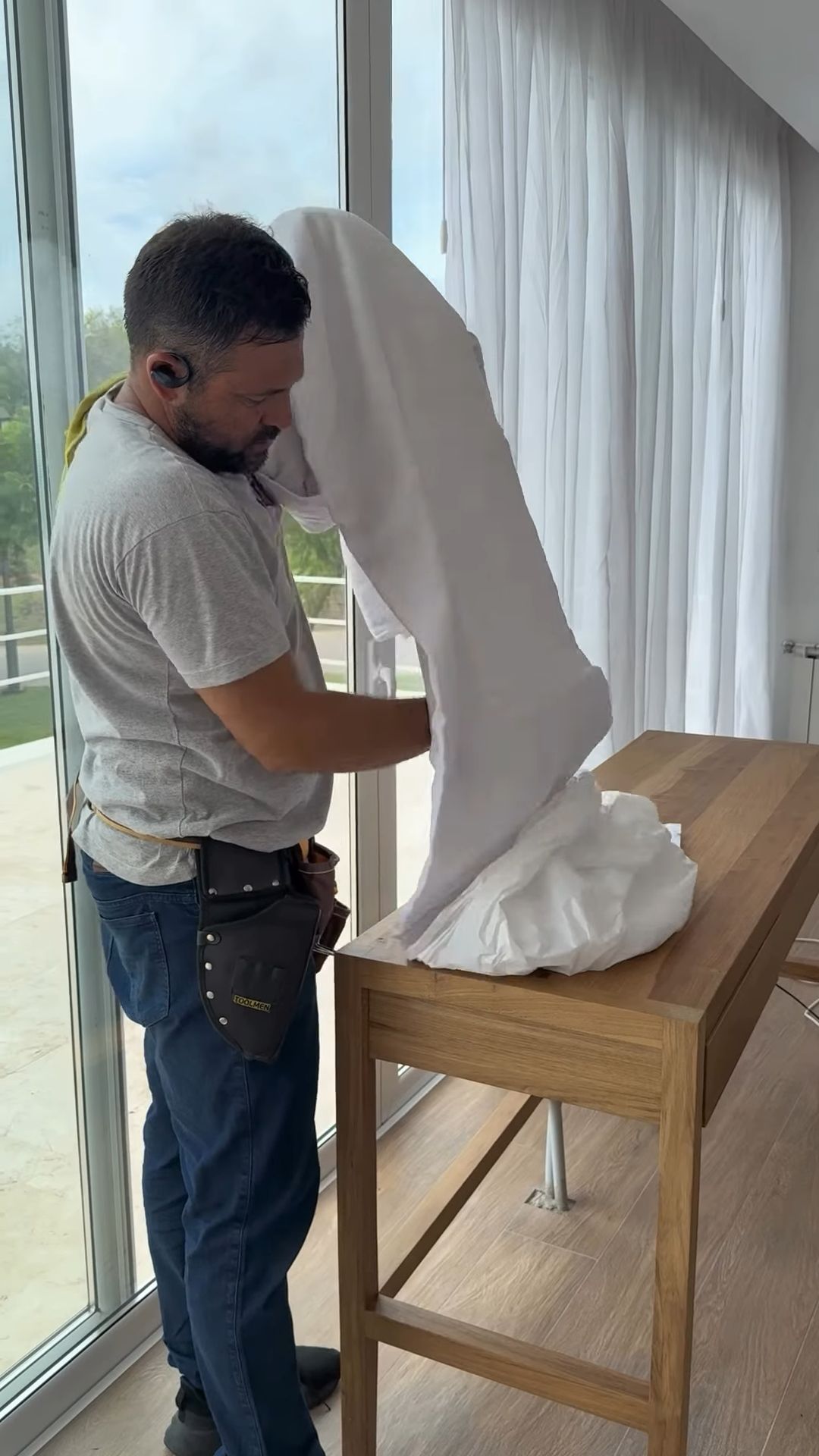 Instalador de Guillot colgando una cortina