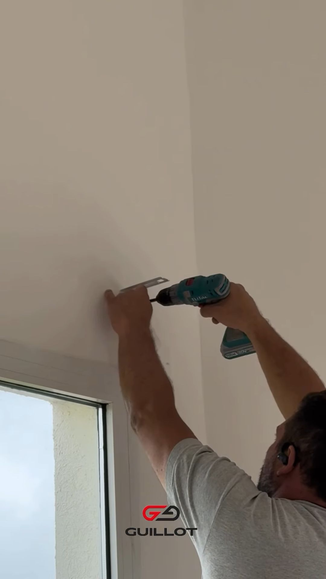 Instalador de Guillot colocando un soporte