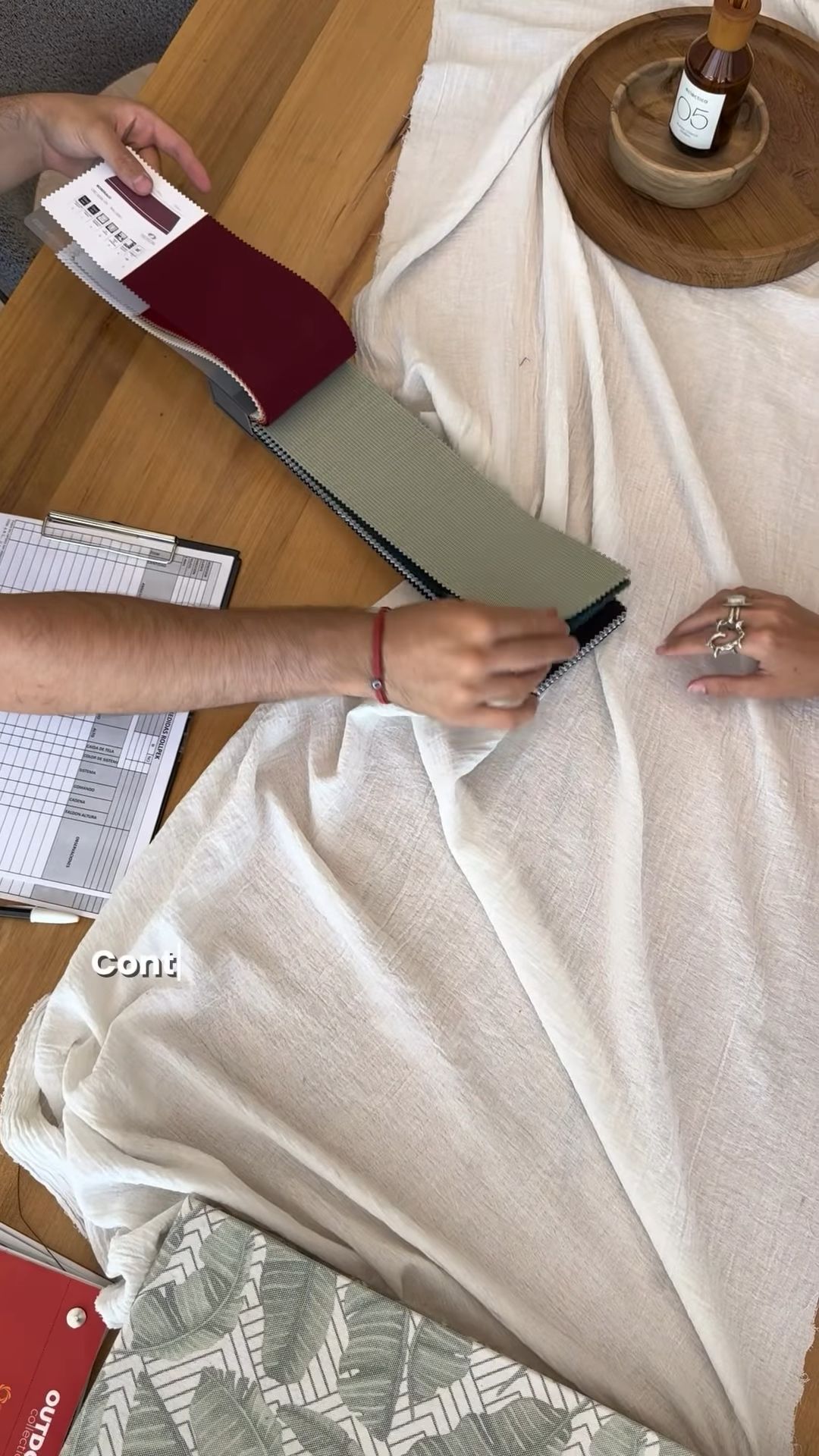 Muestras de tela y planilla de medidas en la casa de un cliente