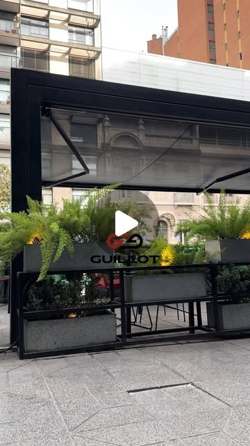 Video de toldo vertical en un local