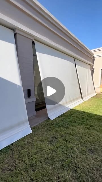 Toldos verticales instalados por Guillot en una galería