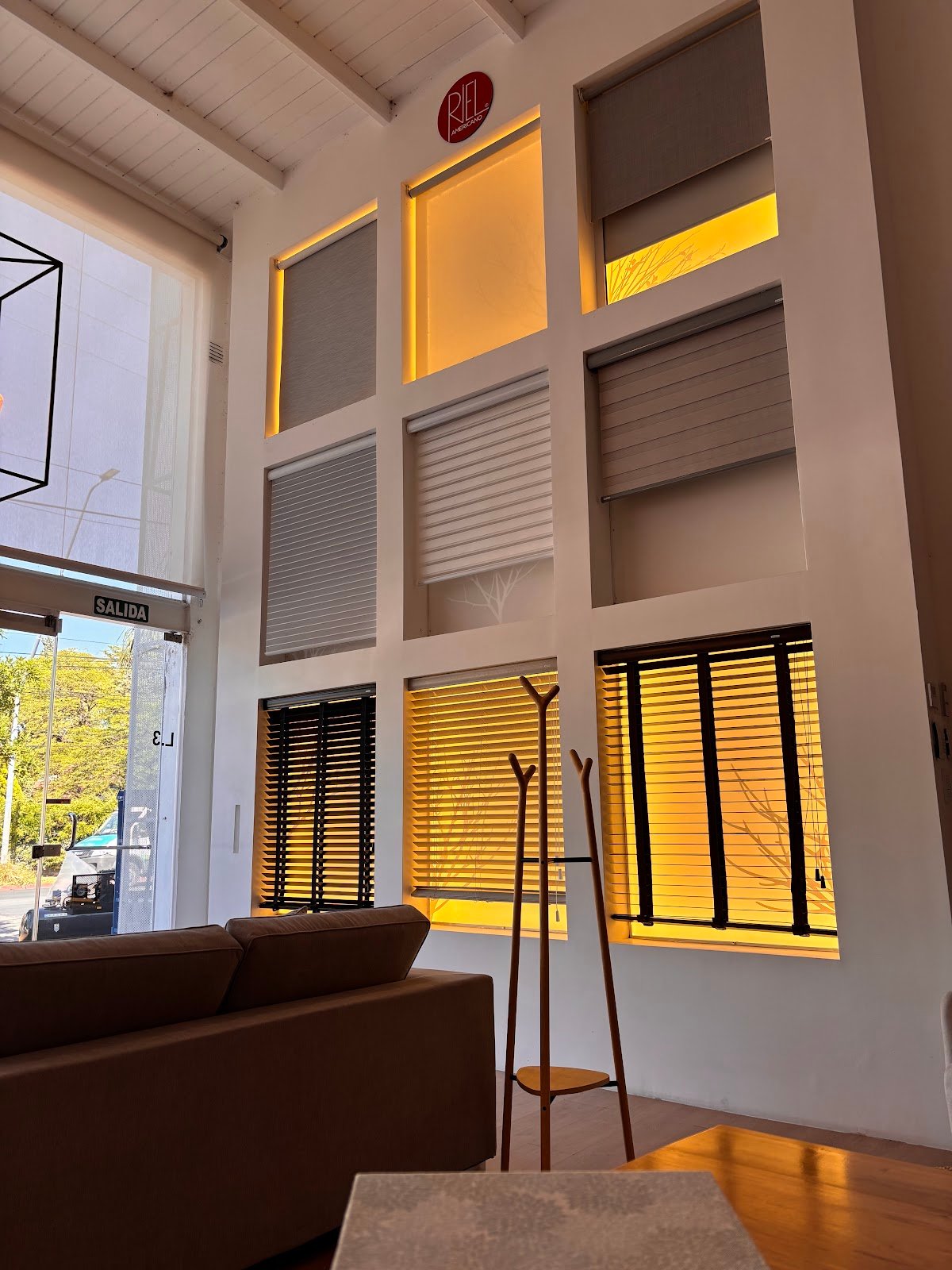 Showroom de Guillot con cortinas exhibidas e iluminadas