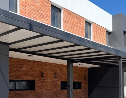 Toldo instalado en una cochera