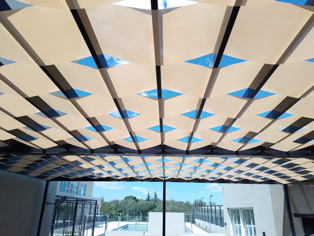 Toldo cruz instalado por Guillot